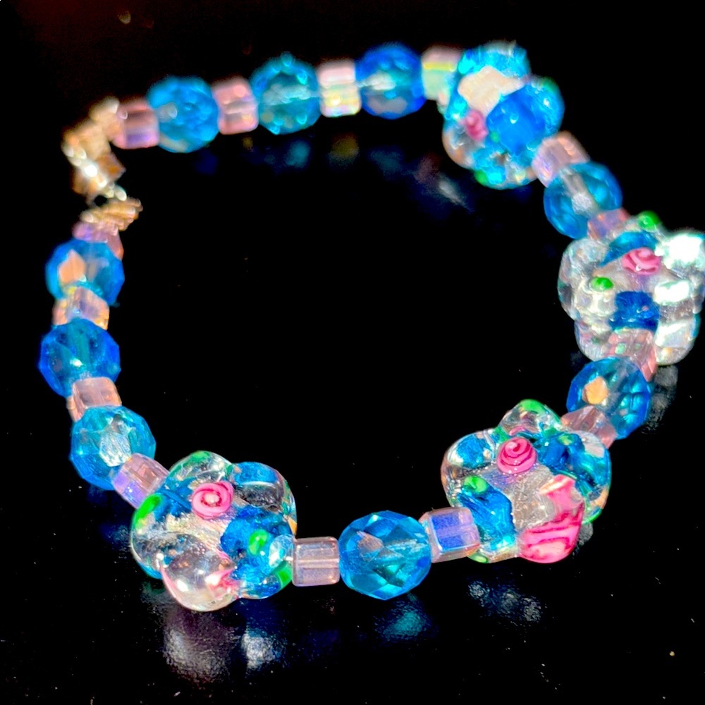 Floral art, glass and facetted bead bracelet with magnetic closure